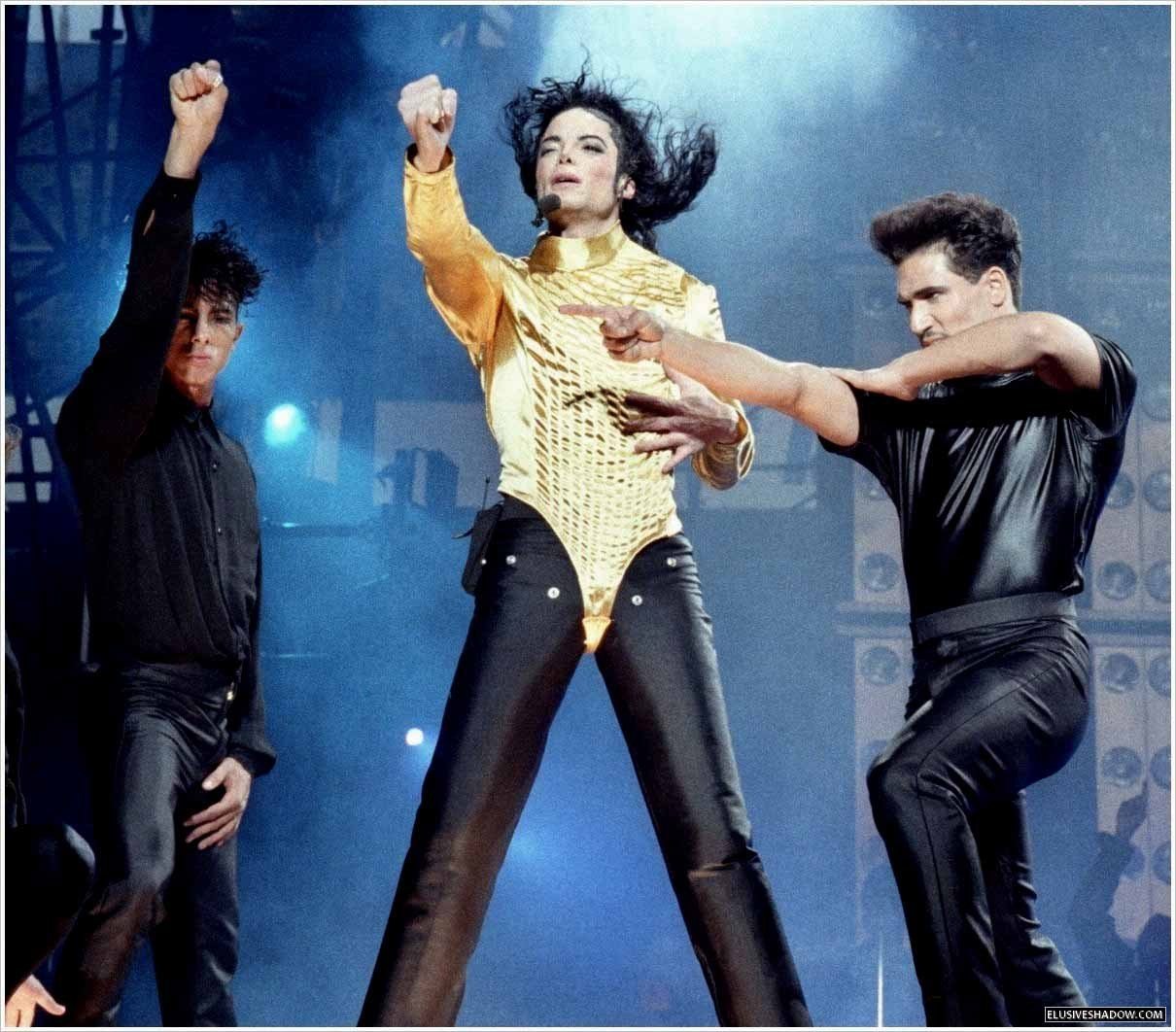 Dangerous-Tour-michael-jackson-14227907-1210-1062 – Michael