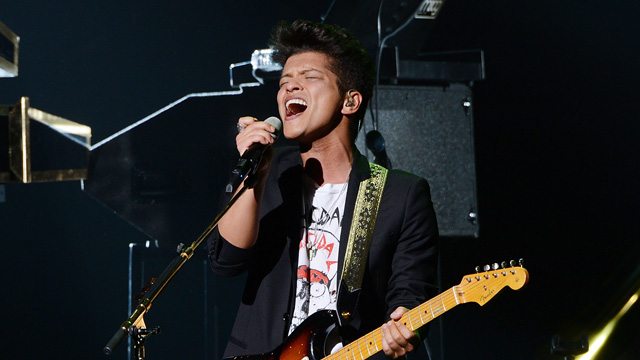 Bruno Mars Performs Michael Jackson