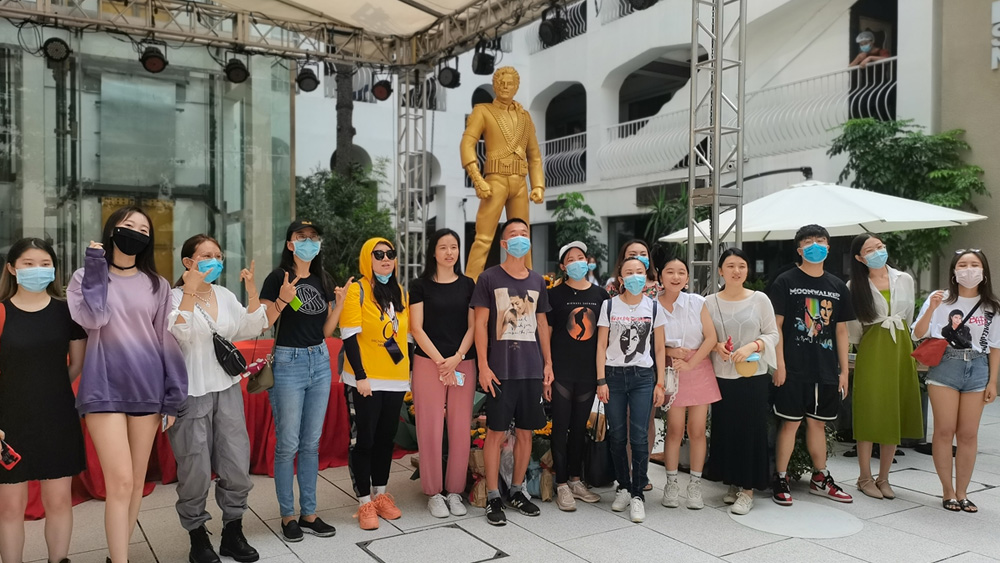 Chinese Fans Erect Statues
